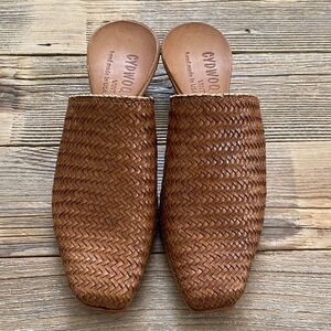 Cydwoq East SM Vintage Mule. Tan. 37. Hand made in USA.